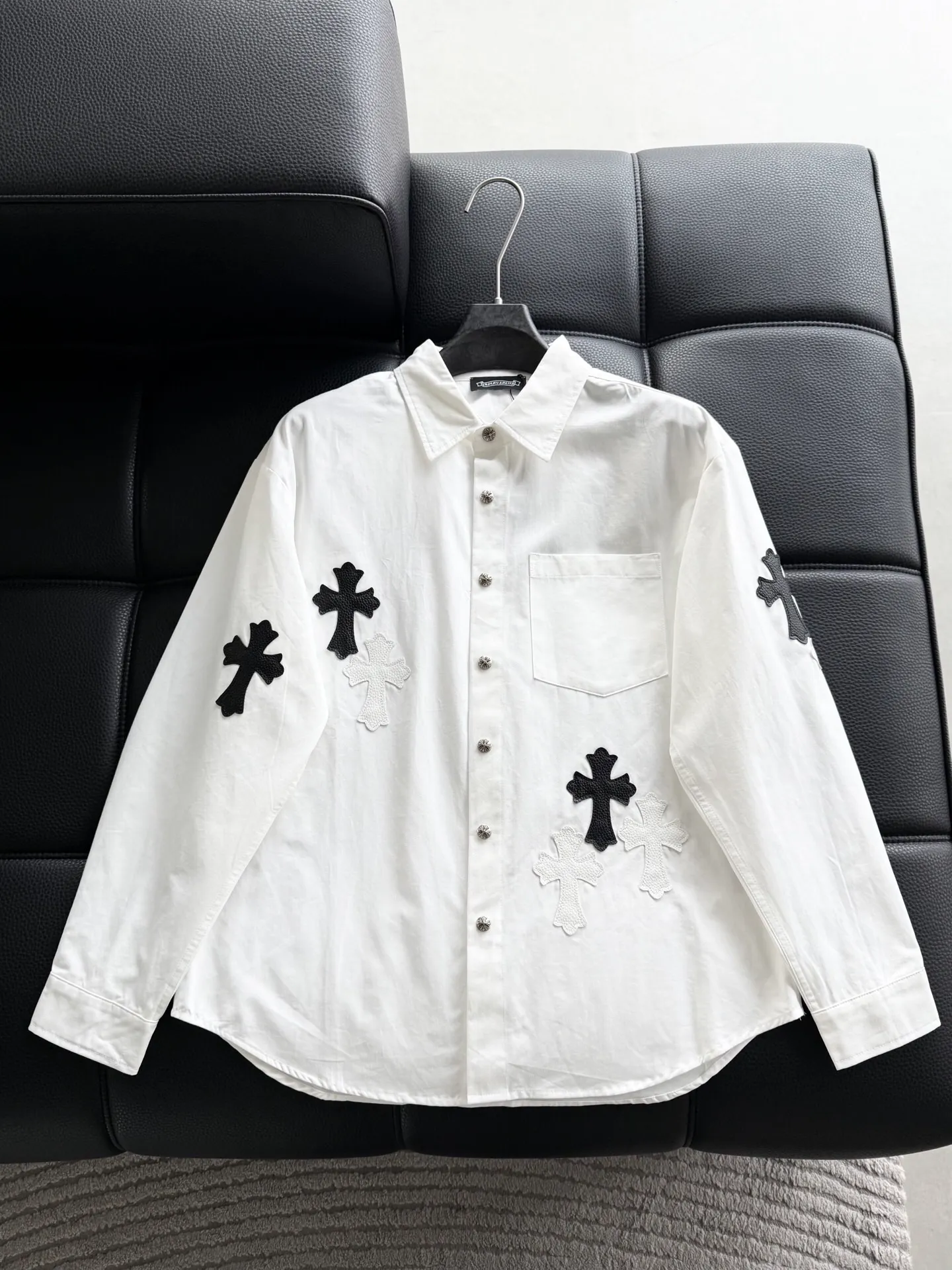 P510 Chrome Hearts leather cross leather embroidery shirt jacket! OS version can be worn by both men and women! The fabric is made of twill gauze cotton fabric! The texture is clear and smooth, not easy to wrinkle or fade! The embroidery process is complex and repetitive, and the requirements for the embroidery machine are very strict. The distance is always 45 centimeters! It won’t work if the spacing is too big, and it won’t work if it’s too small! The hardware is all carved and cast. This piece of clothing consumes a lot of material. More than 3 meters of material is used for one piece of clothing! After the garment is made, it needs to be fixed at high temperature, washed at a water temperature of more than 70 degrees, and softened by adding softener to make the upper body softer and smoother!   Color: black white Size: m-3xl Style number: 5879➕3731